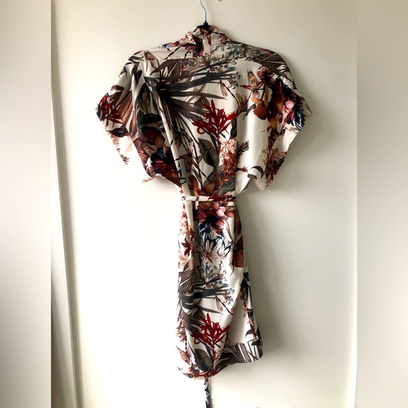 Floral dress with hidden buttons on front & removable belt. Size S - Picture 2 of 2